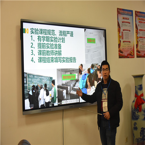 邱主任就麻丘高级中学的实验课程整改情况进行了汇报,校长熊正华就