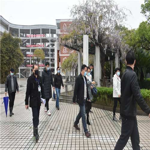 麻丘高级中学全面防控筑安全携手防疫迎复学