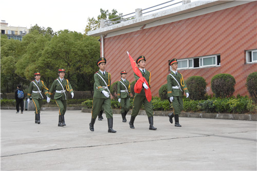 国旗下吹响志愿服务的号角我校举行新学期第一周升旗