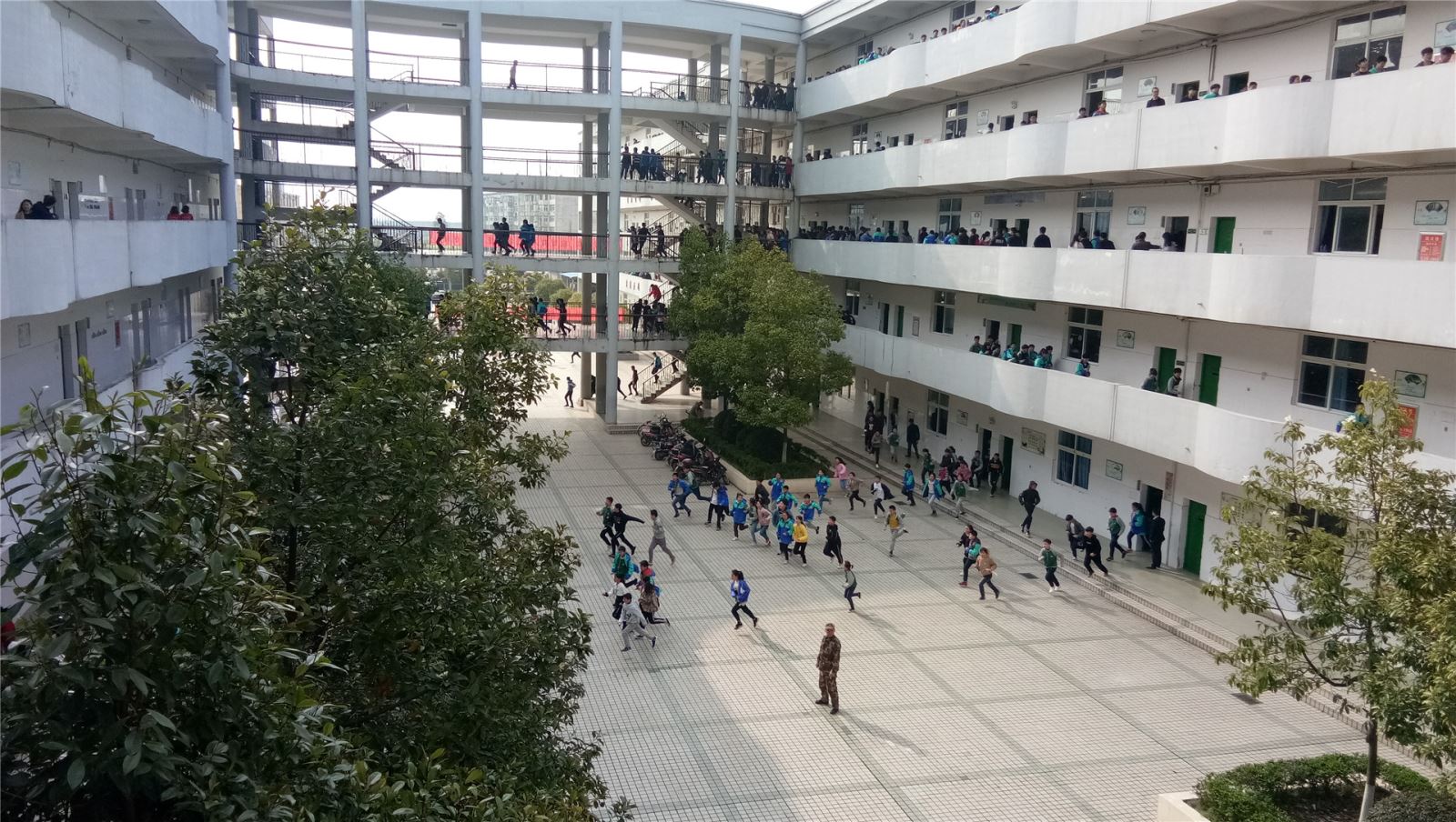 百树教育南昌市麻丘高级中学根据学校安全工作计划,本着坚持"安全第一